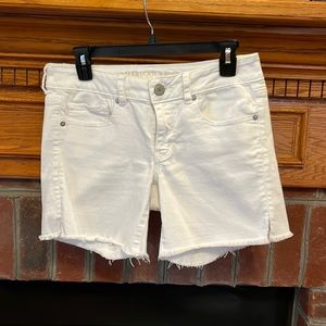 JR’s American Eagle Outfitters White shorts